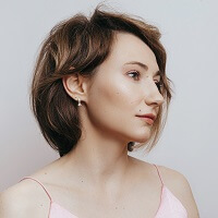 женская стрижка на средние волосы