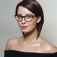 средняя женская стрижка брюнетка